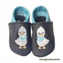 LedLederpuschen dunkelbraun-babyblau mit beiderseits Stickerei Entengans in (weiß-hellorange-schwarz-hautfarbe Tuch babyblau) erpuschen beige-creme mit beiderseits Namen am Spann (creme) und beiderseits Stickerei Fuchs Freda in (orangebraun-weiß-dunkelbra